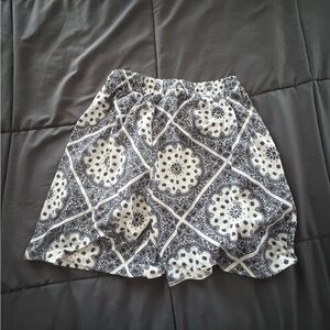 SHEIN Black and White Patterned Men Shorts Hybrids